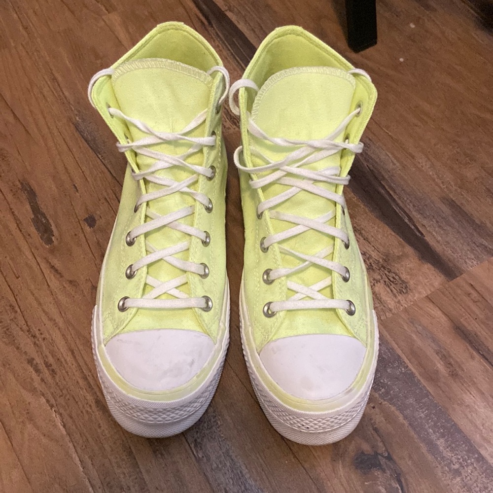 Women’s 9.5 neon yellow platform converse